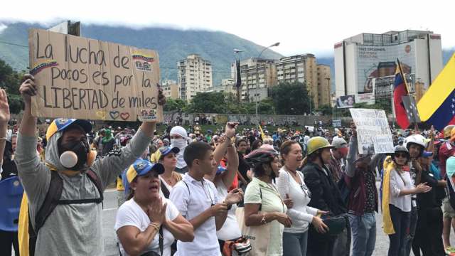 Manifestantes concentrados en la Francisco Fajardo frente a la Carlota / Foto: Regulo Gómez - La Patilla