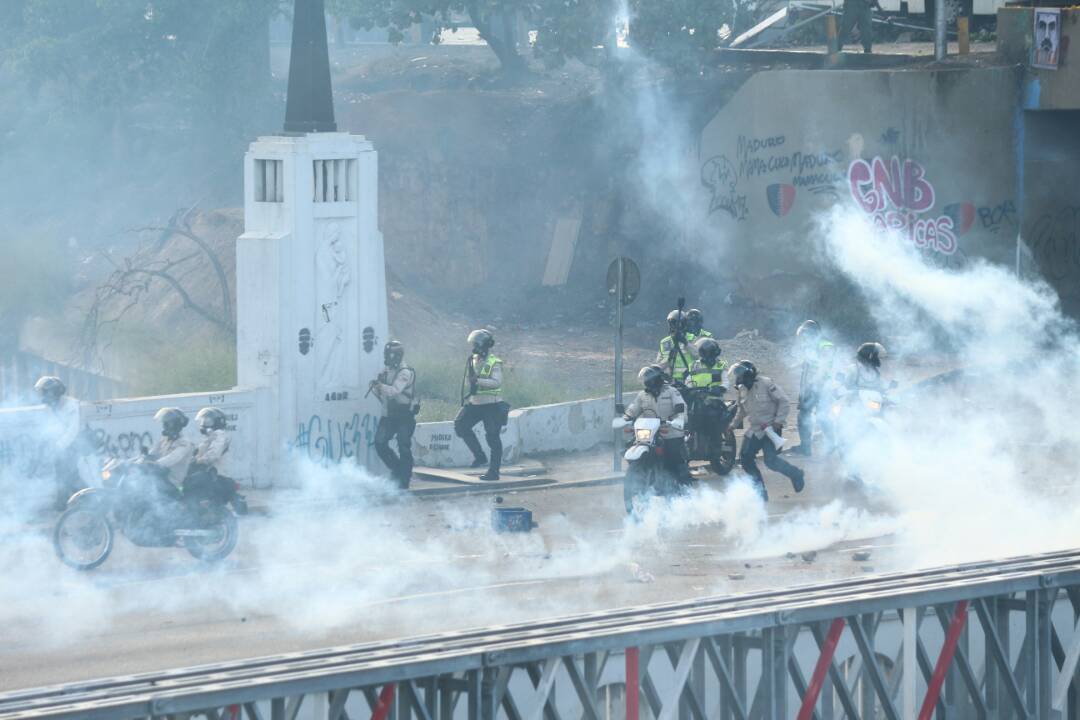 En FOTOS: Mientras GNB reprimía en la Fajardo, la PNB emboscó desde Chacaíto