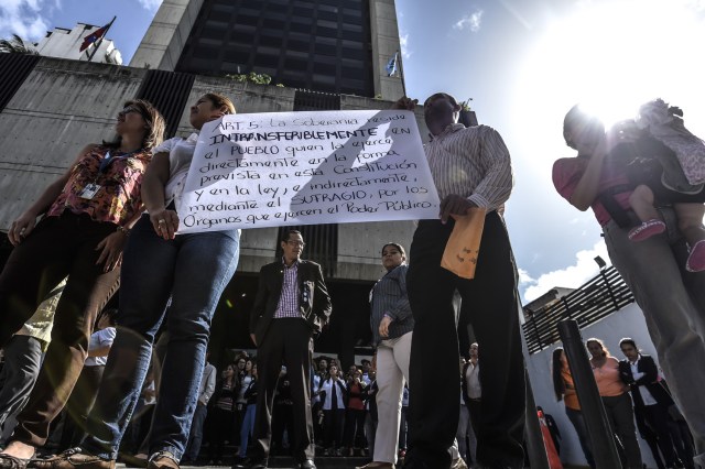 General Prosecutor's office employees demonstrate in support of Attorney General Luisa Ortega in Caracas on June 19 , 2017.   Venezuela's Supreme Court on Friday rejected a bid to put on trial several senior judges accused of favoring embattled President Nicolas Maduro as he clings to power in the face of deadly unrest. / AFP PHOTO / JUAN BARRETO