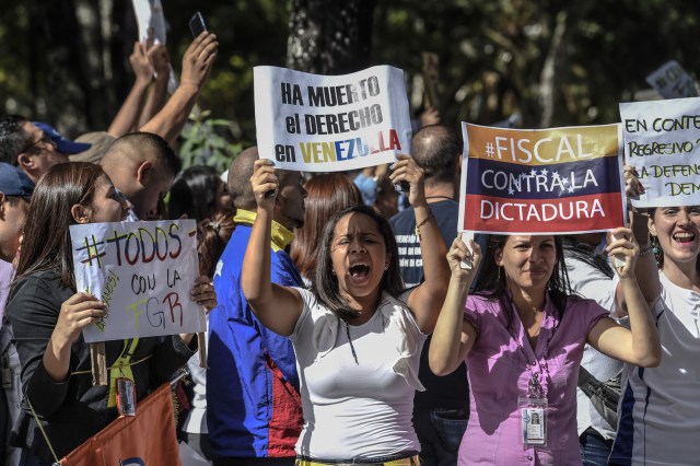 General Prosecutor's office employees demonstrate in support of Attorney General Luisa Ortega in Caracas on June 19 , 2017.   Venezuela's Supreme Court on Friday rejected a bid to put on trial several senior judges accused of favoring embattled President Nicolas Maduro as he clings to power in the face of deadly unrest. / AFP PHOTO / JUAN BARRETO