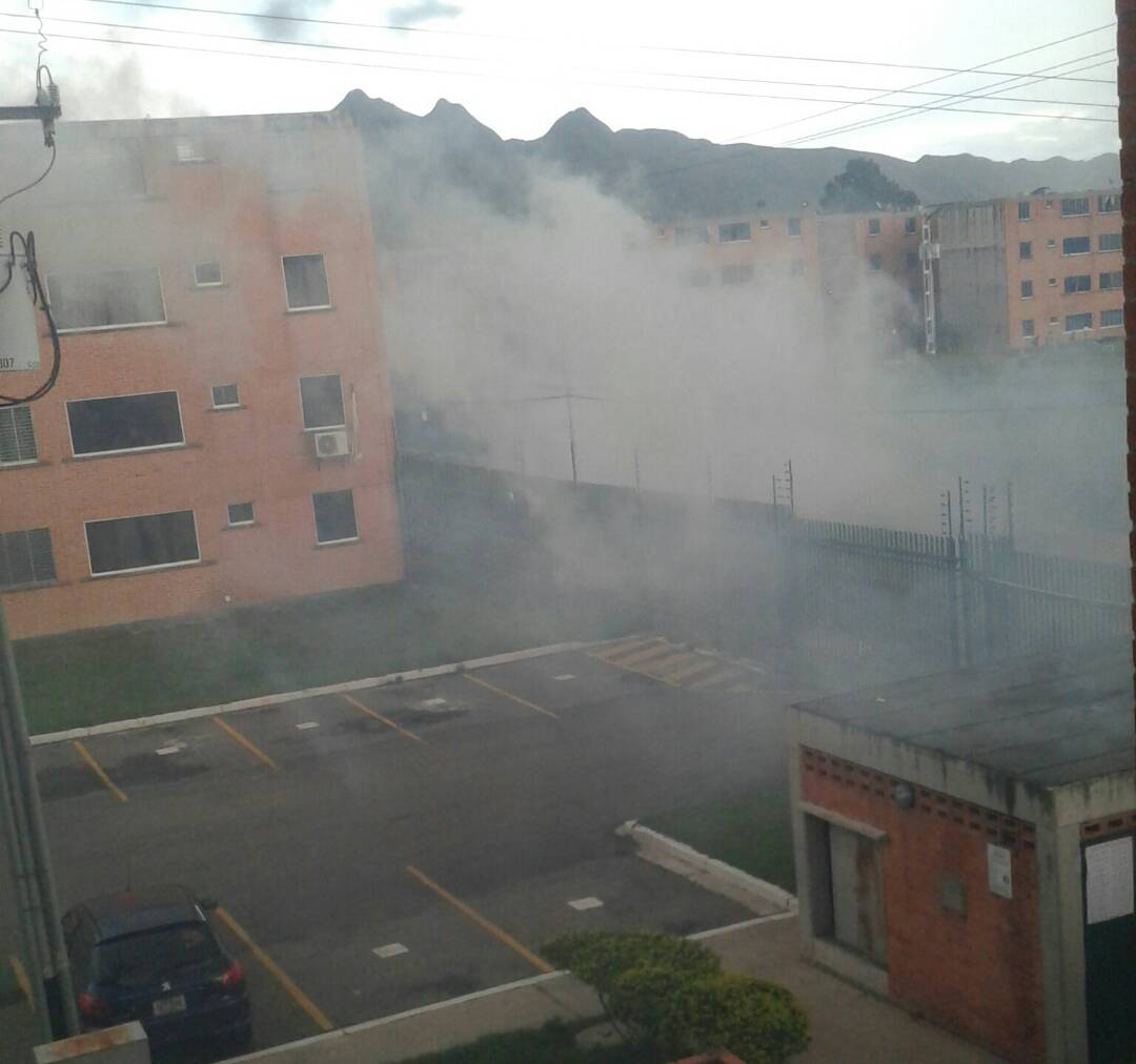 GNB lanza lacrimógenas desde los techos de edificios en Los Tulipanes (VIDEOS+FOTOS)