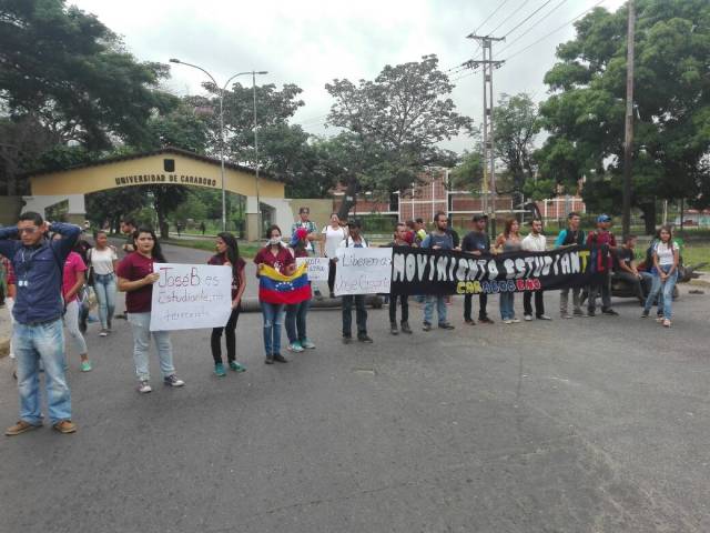 Foto: Protesta de estudiantes de la Universidad de Carabobo / @rafadlizardo