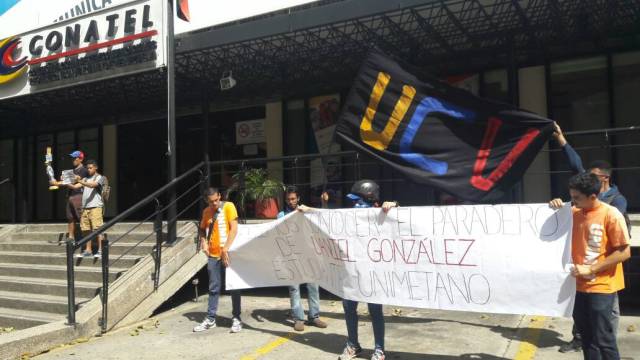 Estudiantes llegan a la sede de Conatel en Caracas. Foto: Eduardo Ríos / LaPatilla.com