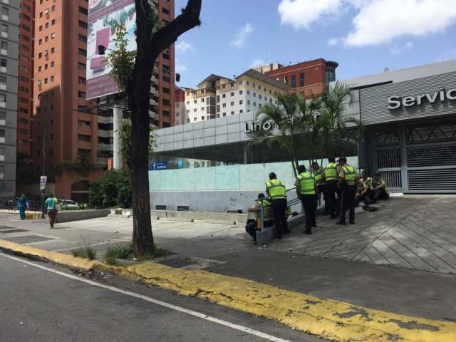 Funcionarios de la PNB esperan por la marcha opositora (Foto: Régulo Gómez / LaPatilla)