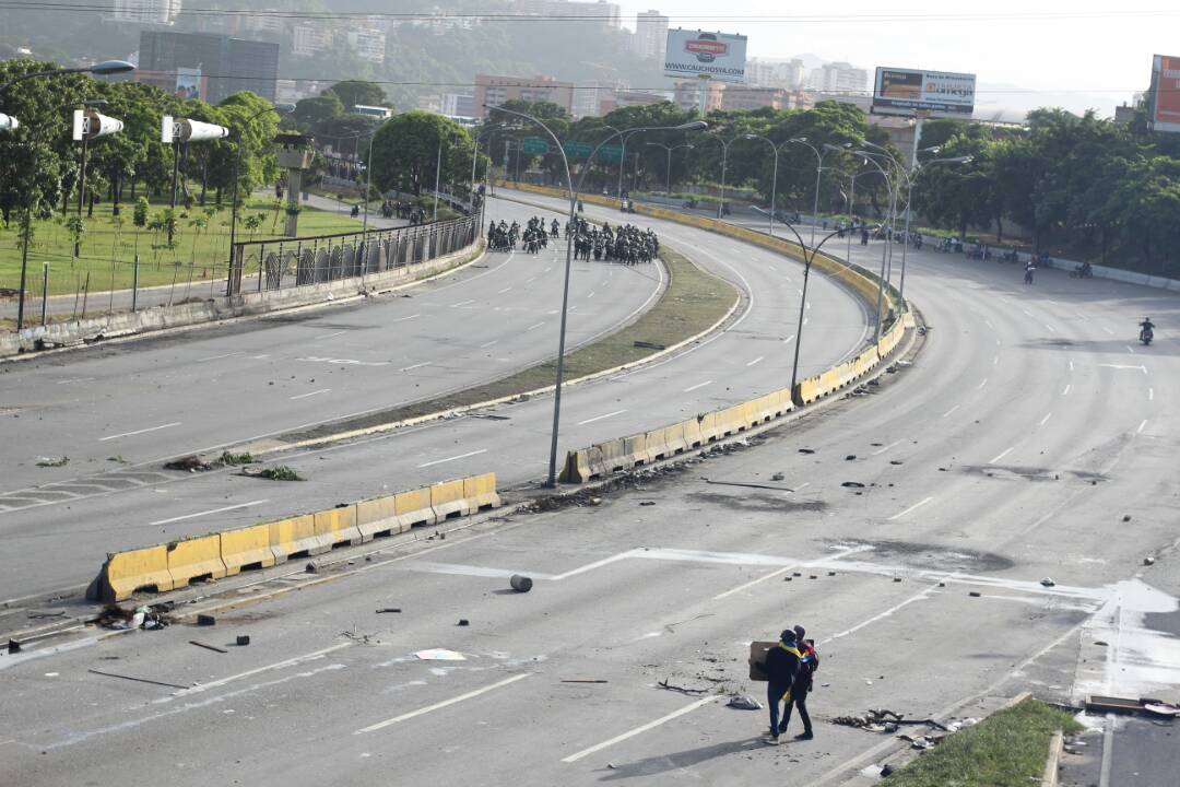 Lanzan lacrimógenas contra manifestantes en el Distribuidor Altamira