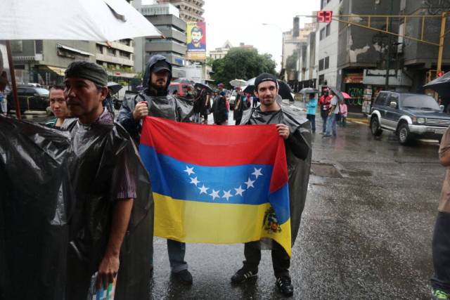 A pesar de la lluvia, manifestantes realizaron el trancazo en Los Dos Caminos (Foto: Will Jiménez)