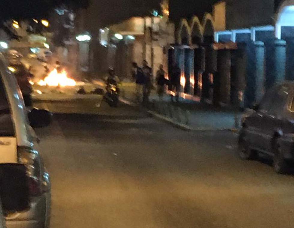 Manifestantes cierran paso con barricadas en Chacao (Fotos)