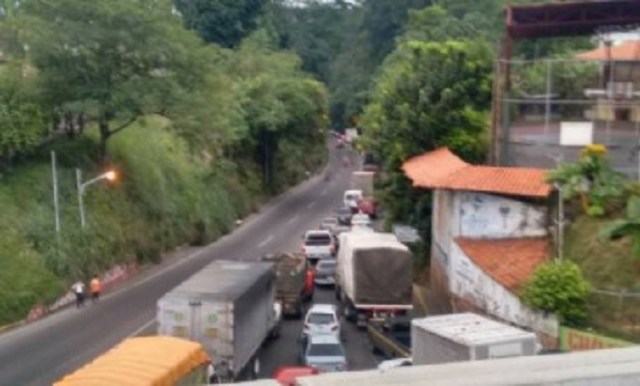 Tranca de camiones en El Vigía, estado Mérida / Foto @leoperiodista