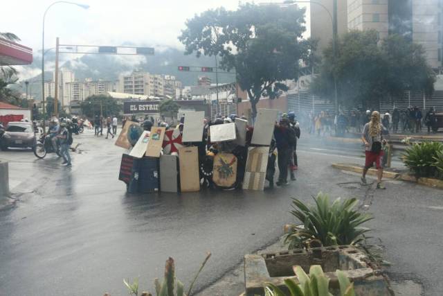 La GNB reprimió con lacrimógenas a los manifestantes que marchaban hacia el CNE. Foto: Wills Jiménez