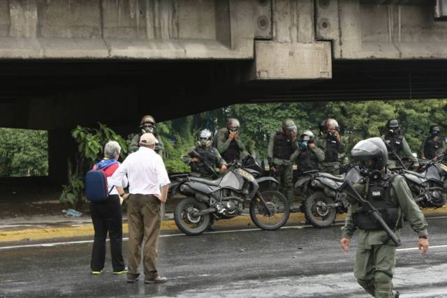 La GNB reprimió con lacrimógenas a los manifestantes que marchaban hacia el CNE. Foto: Wills Jiménez