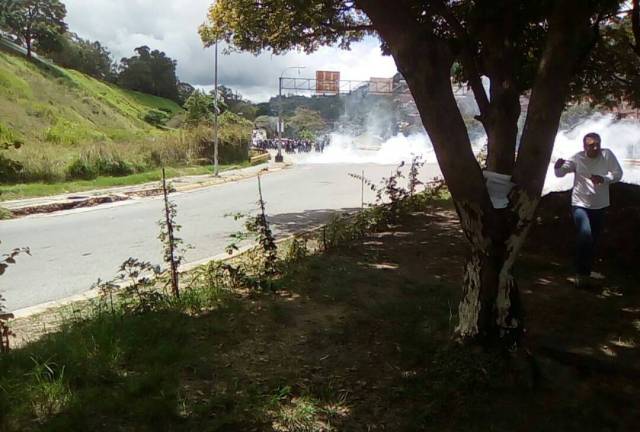 La GNB dispersó la manifestación con bombas lacrimógenas (Foto: @JuventudesVP)