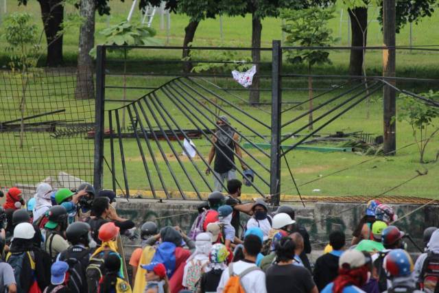 Reprimieron a manifestantes en la Fajardo: Varios afectados por lacrimógenas. Foto: Régulo Gómez / LaPatilla.com