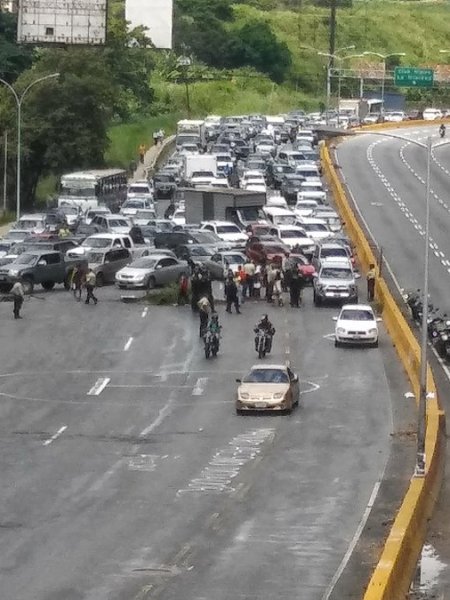 Manifestantes trancaron el paso en la autopista Prados del Este (Foto: @Bolibochinche)