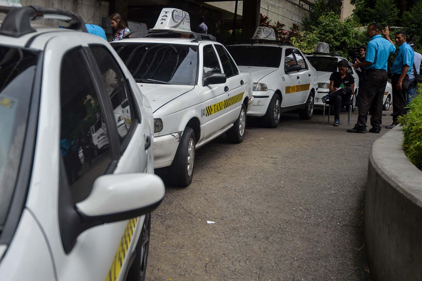 Taxistas se las ingenian para seguir rodando