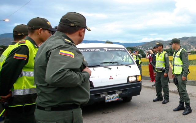 Una furgoneta de una funeraria transporta el cadáver del colombiano Libardo Fuentes Hernández, quien fue asesinado a tiros el jueves por miembros de la Guardia Nacional Venezolana mientras trabajaba en una retroexcavadora en el río Táchira, en Cúcuta, departamento del norte de Santander, en la frontera Con Venezuela, el 14 de julio de 2017 / AFP PHOTO / Schneyder Mendoza