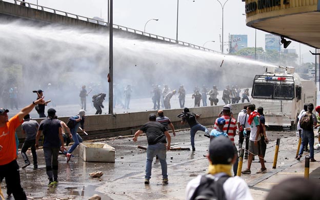 En la Autopista Francisco Fajardo, en Caracas, se usa la ballena para dispersar.