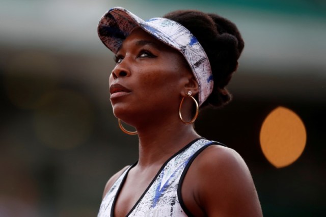 En la imagen de archivo, la tenista durante su tercer partido contra la belga Elise Mertens durante el Open francés en el estadio de Roland Garros en París, Francia, 2 de junio de 2017. La exnúmero uno del tenis mundial Venus Williams fue la conductora culpable en la colisión de dos autos en Florida el 9 de junio que causó la muerte de un pasajero en el otro vehículo, según el reporte inicial de la policía sobre el incidente publicado el jueves. REUTERS/Christian Hartmann/File Photo