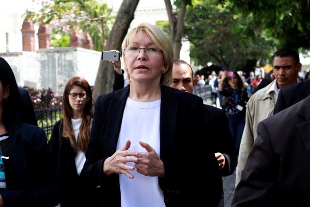 La Fiscal General de Venezuela, Luisa Ortega Díaz, deja la Asamblea Nacional de Venezuela después de una sesión en Caracas, Venezuela, el 3 de julio de 2017. REUTERS / Marco Bello