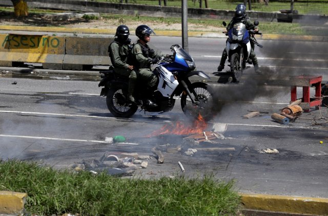 Al menos siete personas resultaron heridas luego de la represión y asedio contra el "Trancazo". REUTERS/Marco Bello