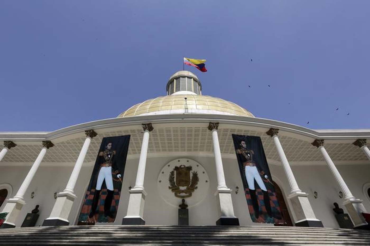 Diputados asisten al Palacio Federal después del fraude constituyente
