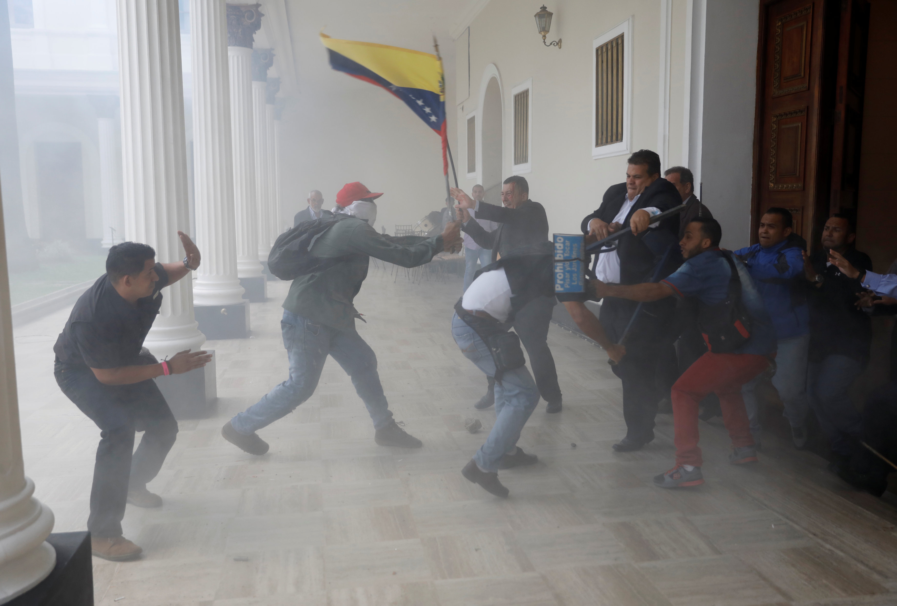 El momento justo en que entraron los grupos violentos del chavismo a la AN (+Video)