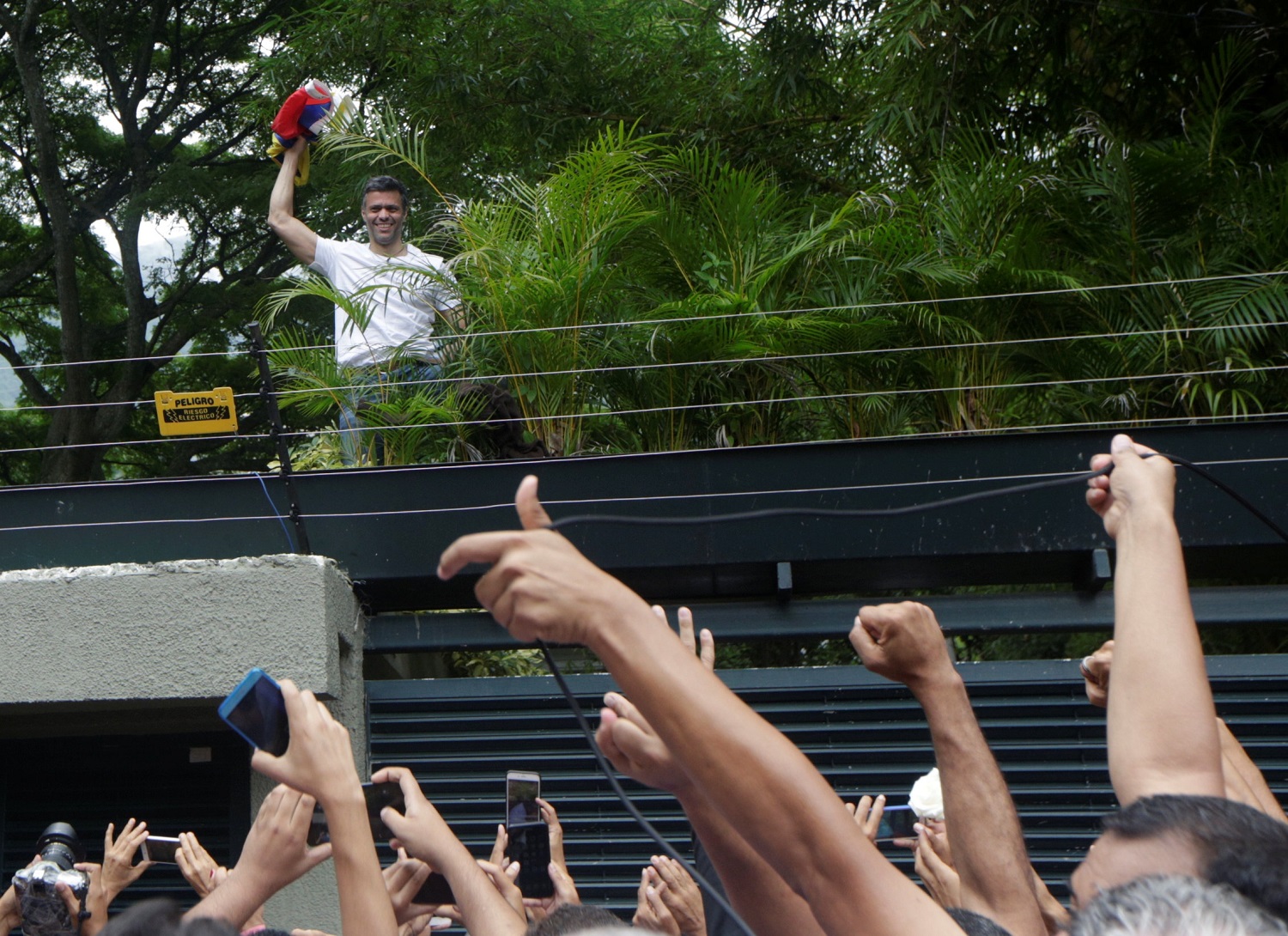 Leopoldo López llama a Macri para agradecer su apoyo durante encarcelamiento