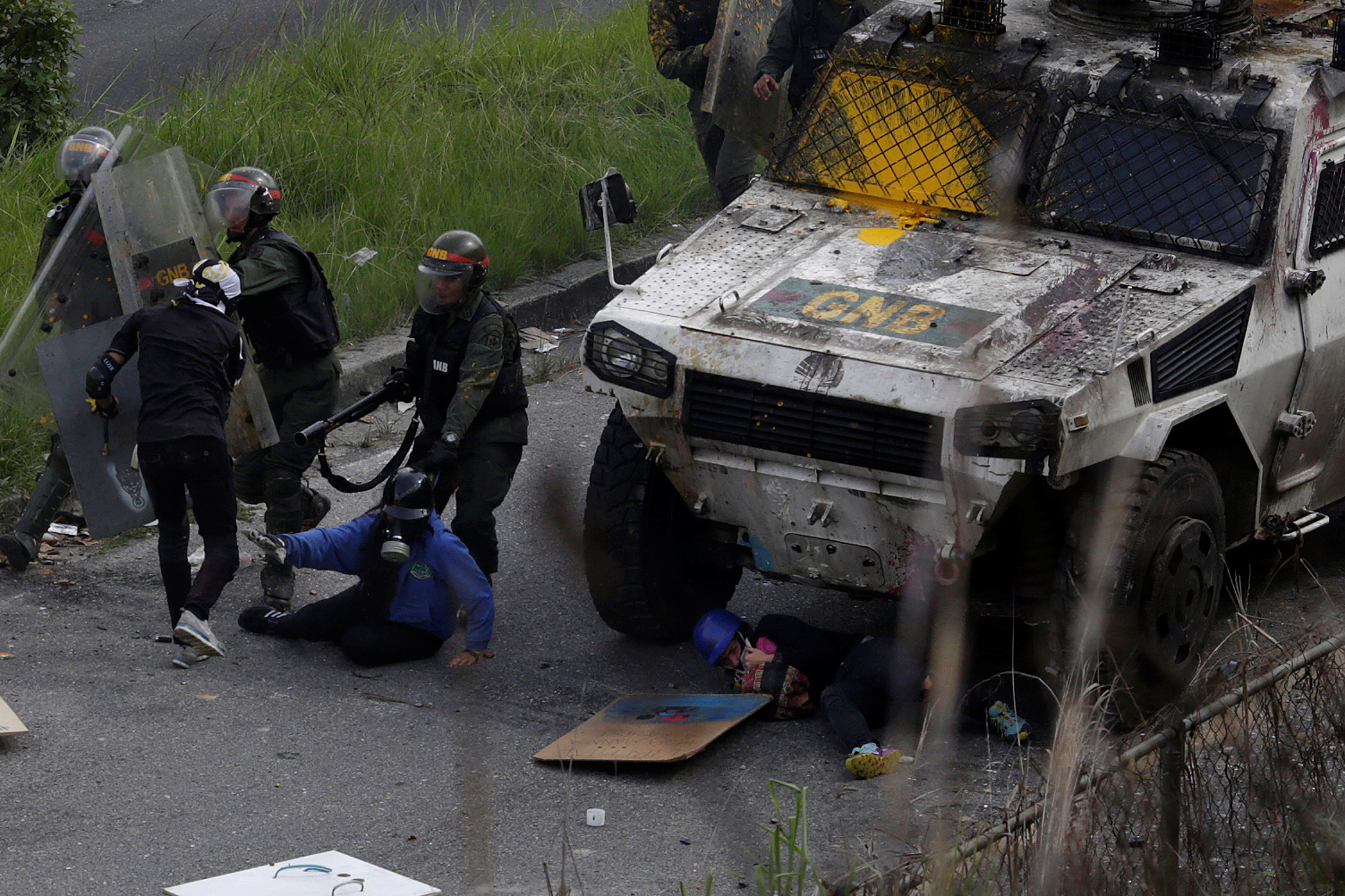 En FOTOS y VIDEO: La tanqueta que arrolló y detuvo manifestantes en la Universidad Metropolitana