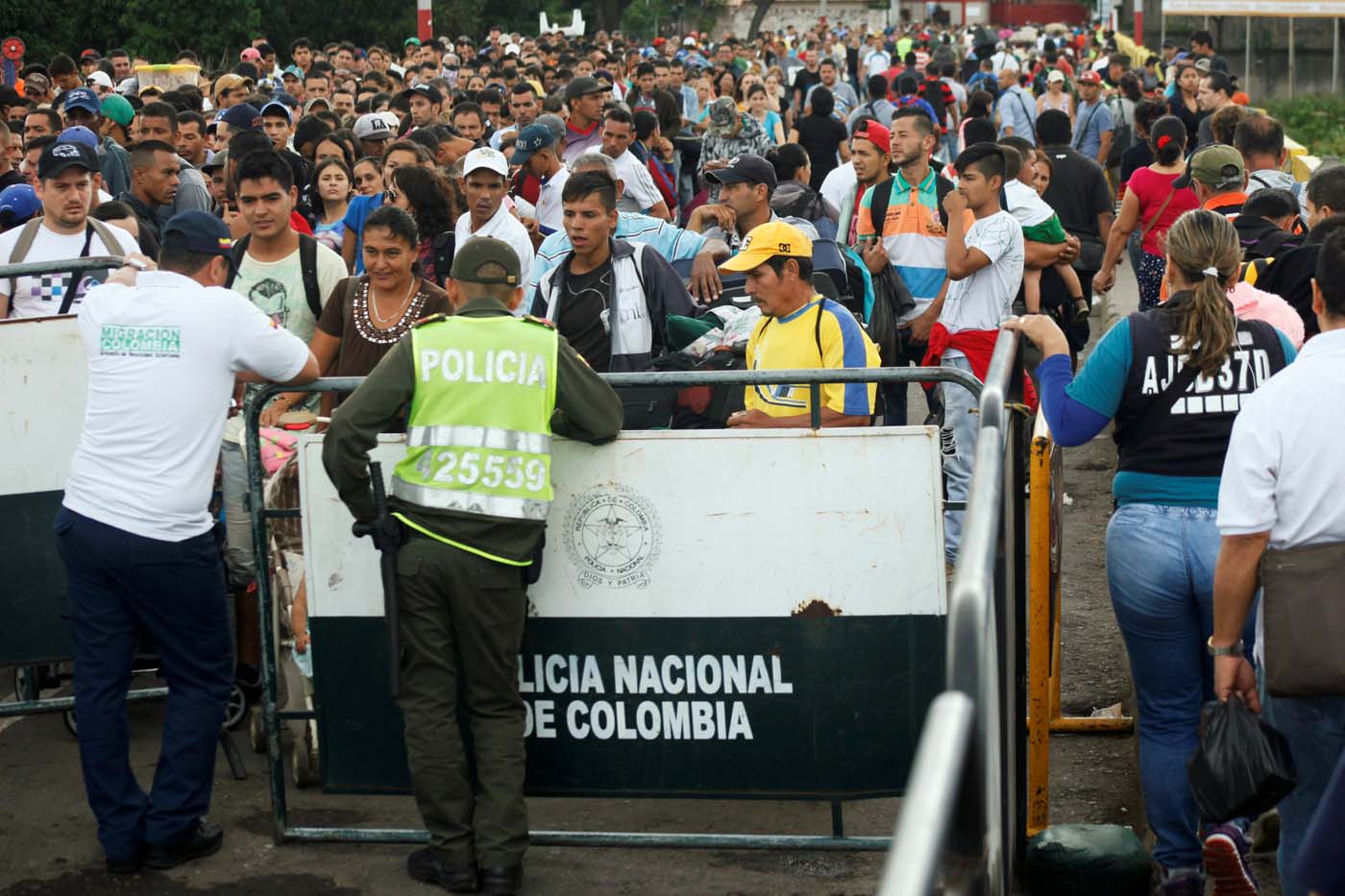 “Todos los días empeora”: Miles de venezolanos huyen del colapso económico por frontera con Colombia