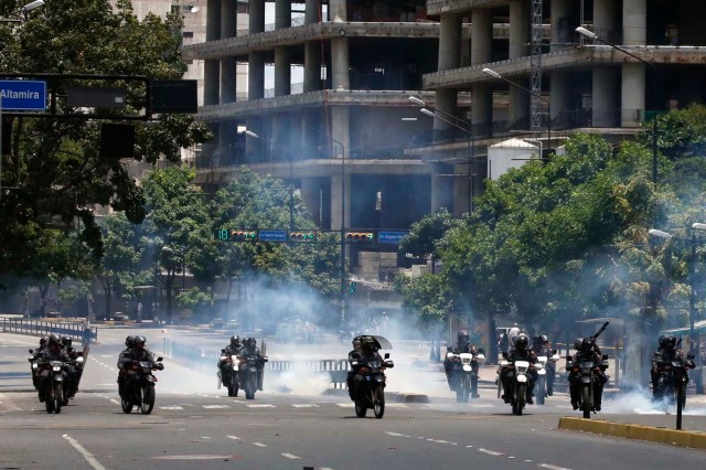 Fuerzas represoras atacan a manifestantes en Caracas, Venezuela, July 30, 2017. REUTERS/Carlos Garcia Rawlins