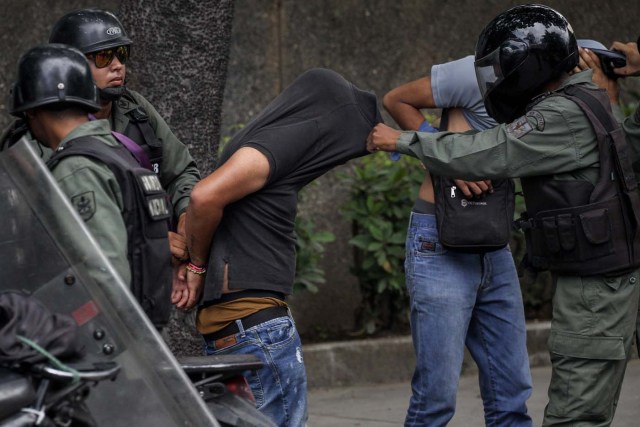 CAR301. CARACAS (VENEZUELA), 20/07/2017. La Guardia Nacional Bolivariana (GNB) se lleva a manifestantes opositores durante una protesta hoy, sábado 22 de julio de 2017, en Caracas (Venezuela). Varias personas resultaron heridas hoy en Venezuela cuando la Guardia Nacional Bolivariana (GNB, Policía militarizada) interceptó marchas ciudadanas de apoyo a los nuevos magistrados del Tribunal Supremo de Justicia (TSJ) designados este viernes por el Parlamento, de mayoría opositora. EFE/Miguel Gutiérrez