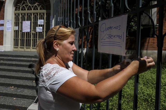 CAR14. CARACAS (VENEZUELA), 24/07/2017.- Manifestantes pegan carteles en rechazo a la Asamblea Constituyente hoy, lunes 24 de julio de 2017, en un colegio electoral de Caracas (Venezuela). Venezuela inicia hoy la semana decisiva para la elección de la Asamblea Nacional Constituyente convocada por el presidente, Nicolás Maduro, con los oficialistas entrando en la recta final de su campaña en medio de protestas y llamados a paro de los opositores en rechazo a esos comicios. EFE/Miguel Gutiérrez