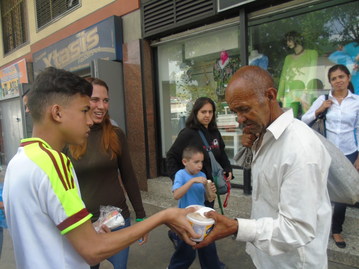 Personas en situación de calle recibieron comida por parte de La Fundación Los Teques