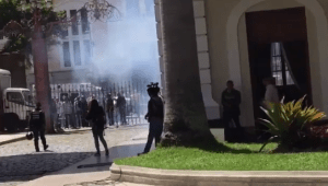 Oficialistas lanzan fuegos artificiales contra la sede de la AN #5Jul (Video)