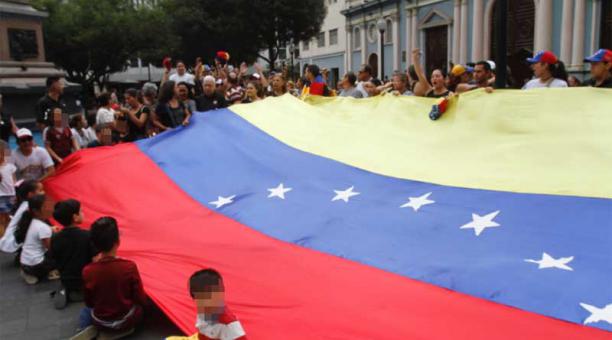 Plantón de venezolanos en Ecuador al grito de “libertad” y “fuera dictadura”
