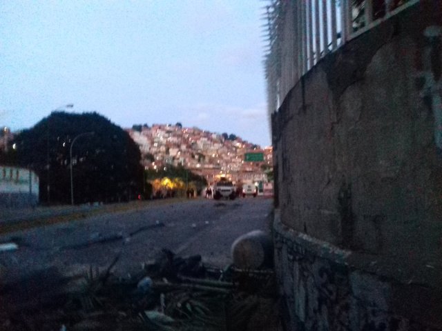 La GNB y PNB mantuvo asediados a los vecinos de La Urbina y 5 de Julio este martes. Foto: @Disskidleo 