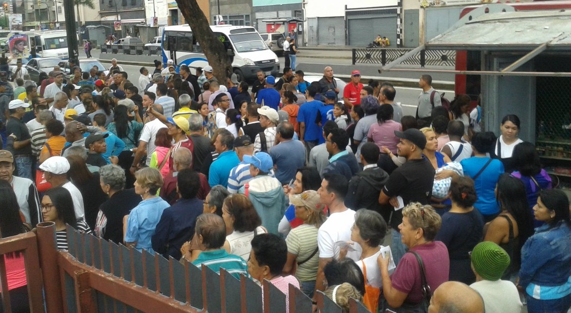 En video: Colectivos intentan impedir consulta popular en Catia #16Jul