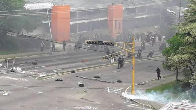 En San Cristóbal, estado Táchira, resultaron al menos 10 personas heridas tras brutal represión efectuada por la GNB / Foto: Via Twitter
