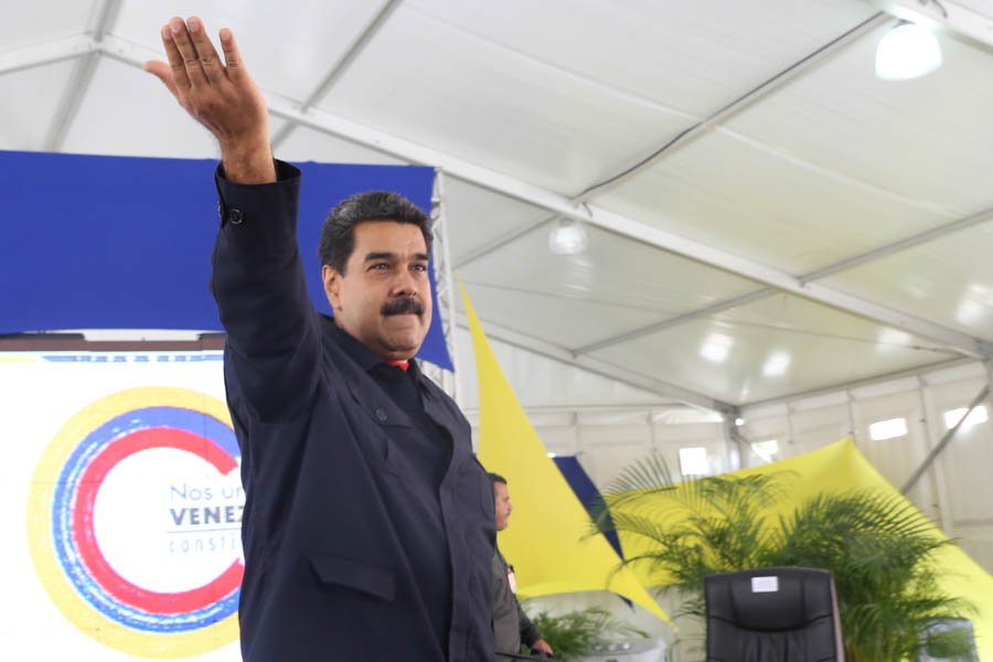 Maduro rechaza sanciones de EEUU y “condecora” a sus funcionarios bolivarianos (Fotos)