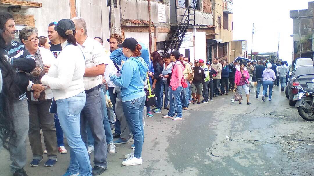 Así son las colas en El Junquito para participar en la consulta popular #16Jul