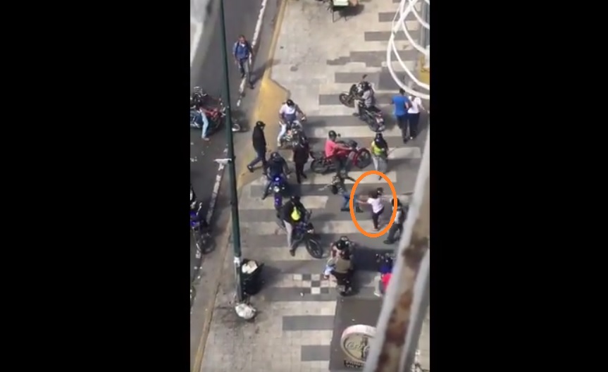 Horda oficialista ataca con palos, puños y patadas a mujer solitaria… ¡y no pudieron con ella! (video)