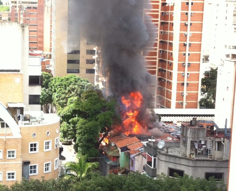 Reportan incendio a la altura de Plaza Venezuela (video)