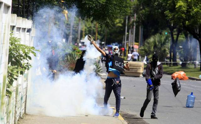 Enfrentamientos entre funcionarios policiales y manifestantes en Naguanagua: Foto: @jchernandez69