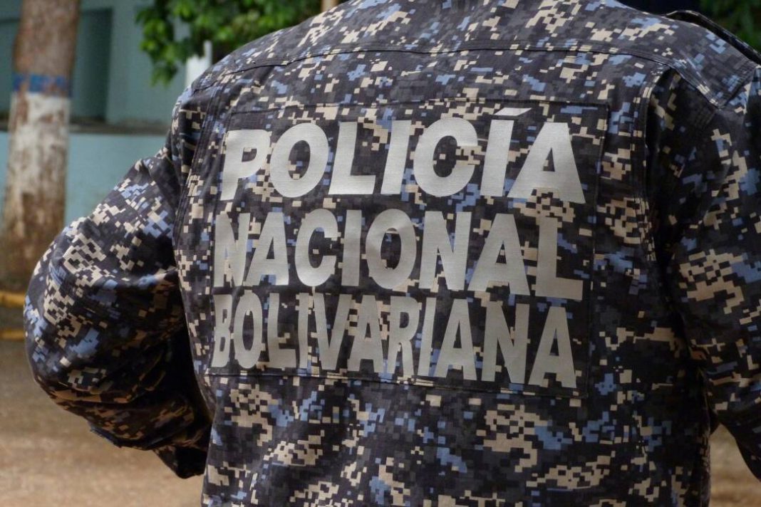 PNB se puso traje de choro para robarle el celular a una dama en Trujillo (Video)
