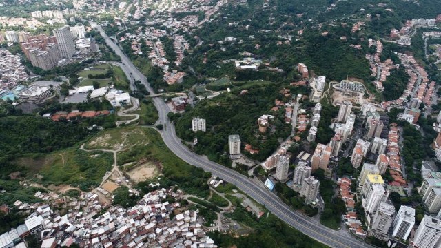 Vista aérea del CC Los Campitos y el Centro Italo jueves 27 de julio de 2017 durante el paro nacional a las 12:20 pm