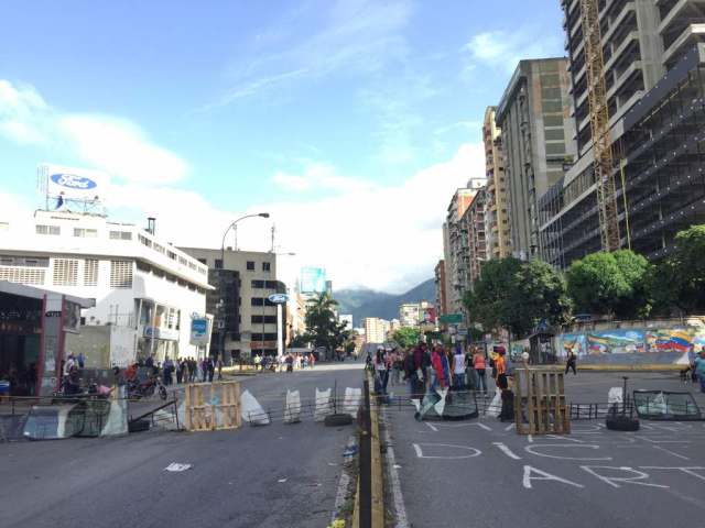 Trancazo en Los Ruíces / Foto: Régulo Gómez - La Patilla