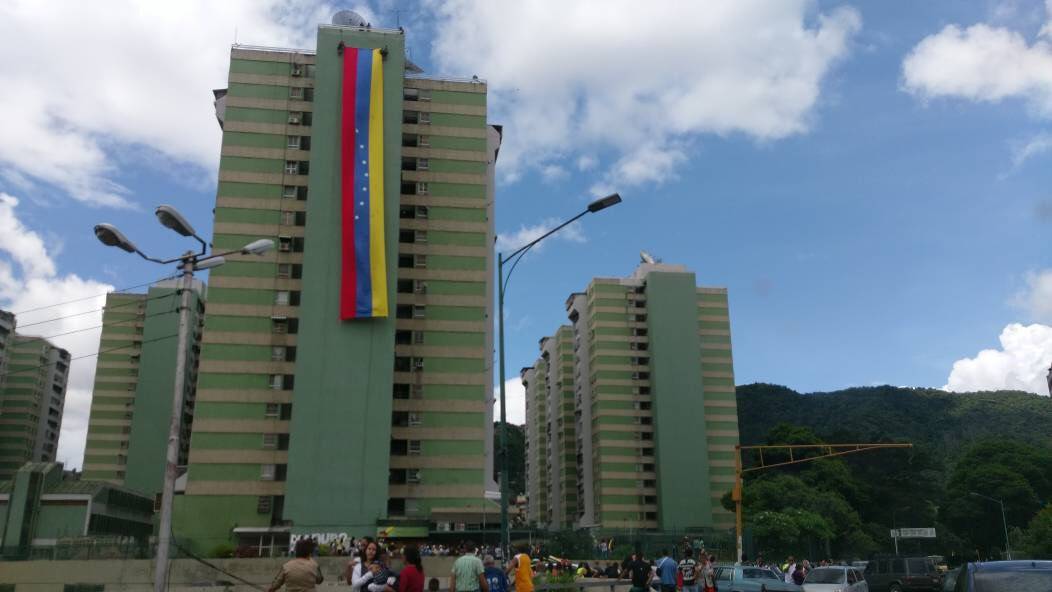 Despliegan gigantesca bandera de siete estrellas en Los Verdes de El Paraíso (Fotos)