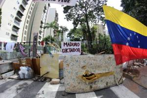 En el Marqués le pusieron hasta un colchón roto a Maduro durante el #ParoNacional