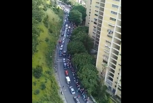 ¡Impresionante! Las colas para la consulta popular en Caricuao son kilométricas (fotos)