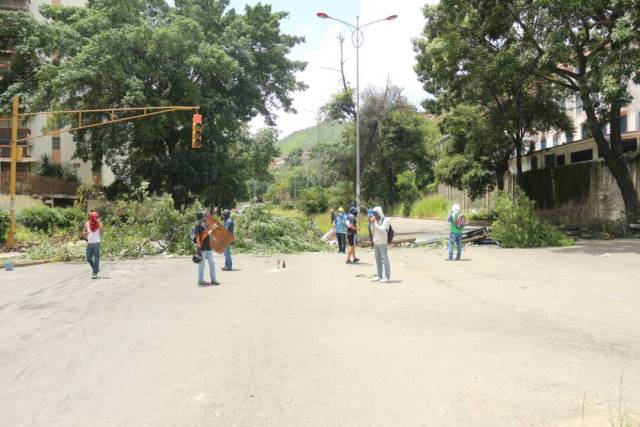 Accesos al centro comercial La Villa / Foto: Will Jiménez