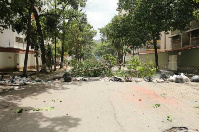 Accesos al centro comercial La Villa / Foto: Will Jiménez